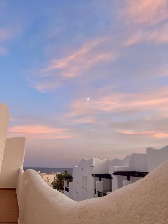 Vistas al mar desde el balcón del apartamento