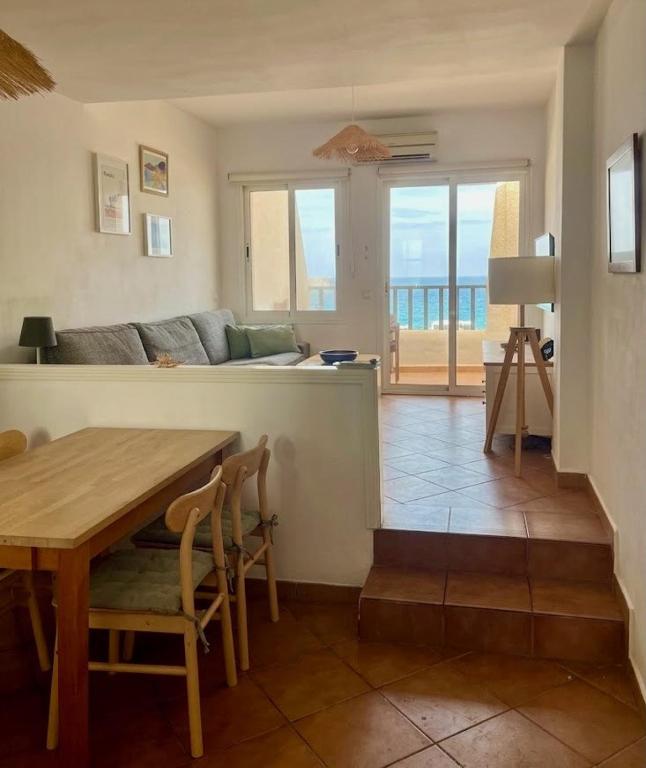 Salón con cocina y mesa